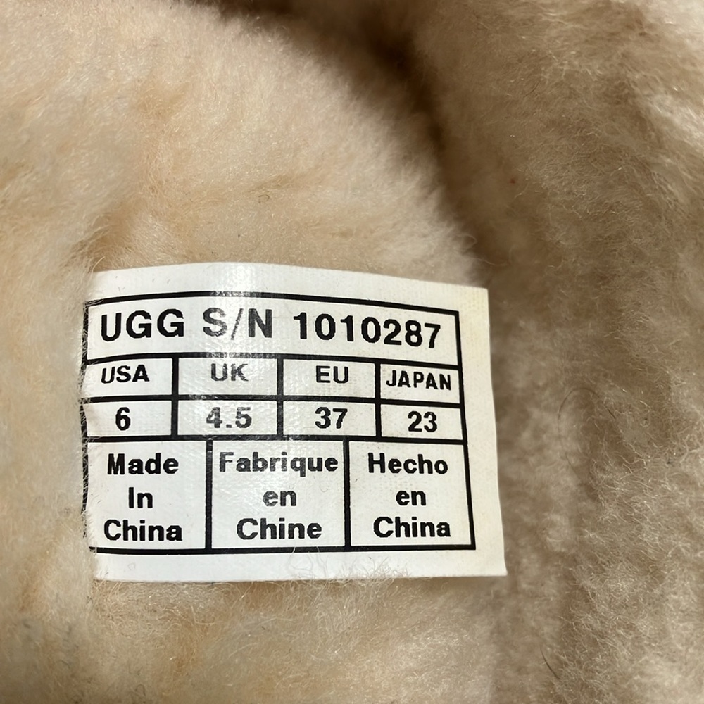 UGG boots, size 6, gray silver laser cut - Picture 4 of 4